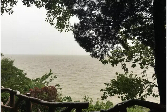 看起来很平静的太湖水，其实风大雨大浪大